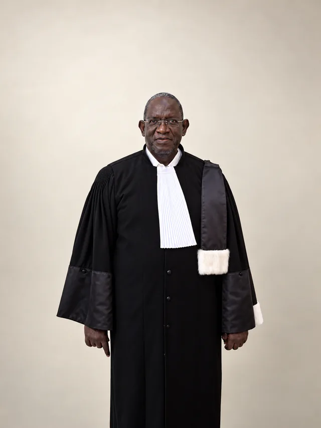 Portrait de Zakaria Thiam en robe d’avocat